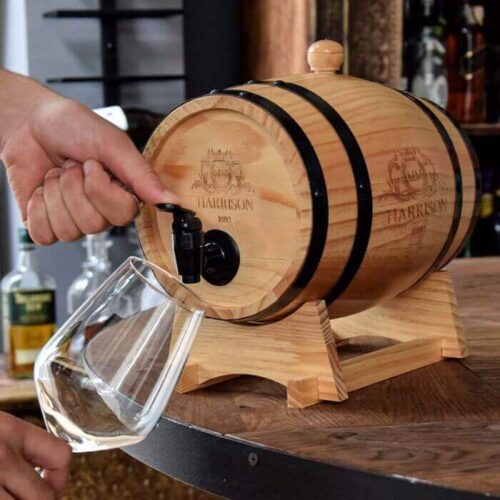 Dispenser de vin în formă de butoi