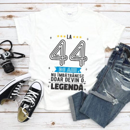Tricou La 44 ani nu imbatranesc doar devin o legenda